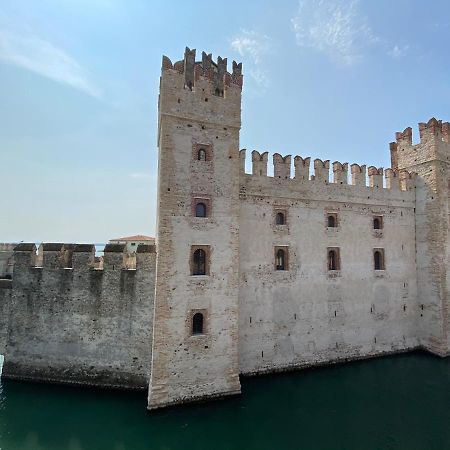 シルミオーネCastello Mavinoアパートメント エクステリア 写真