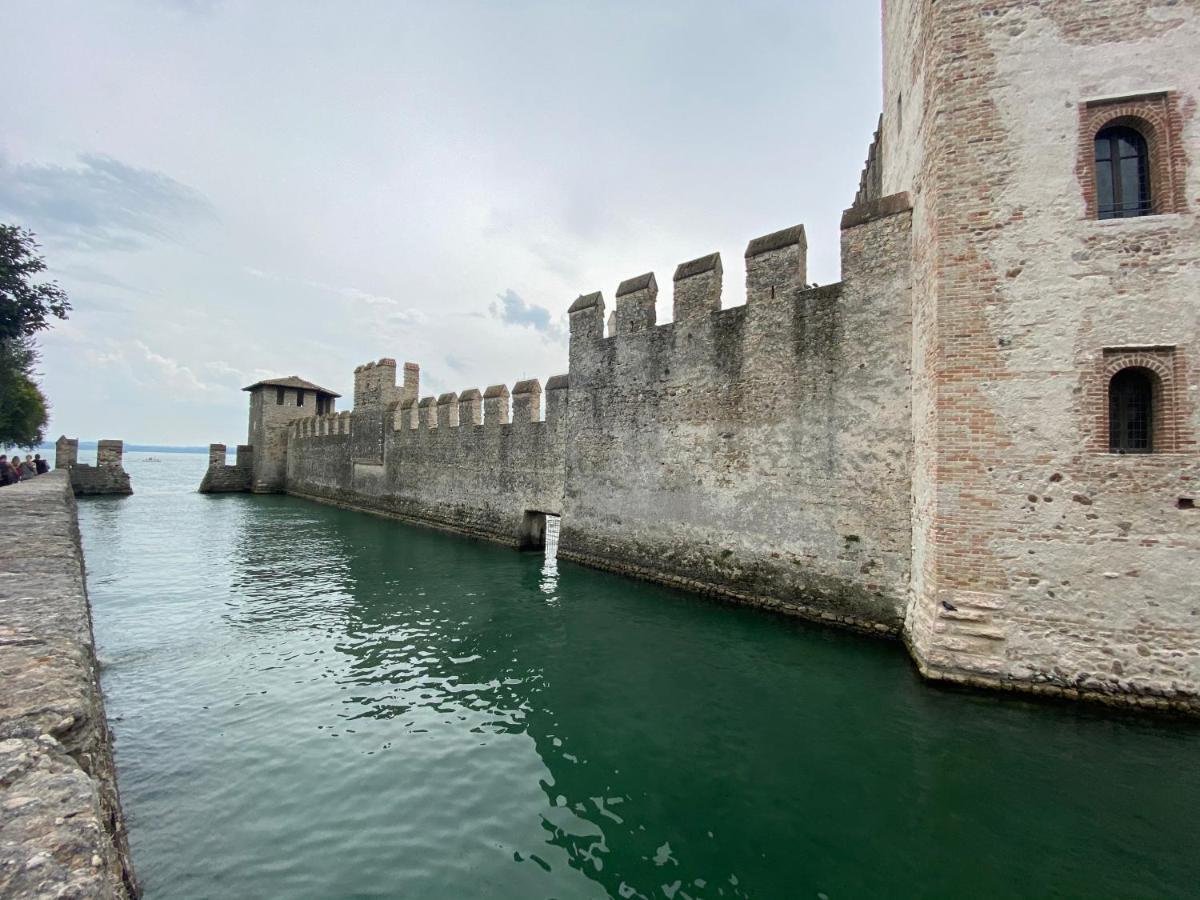 シルミオーネCastello Mavinoアパートメント エクステリア 写真