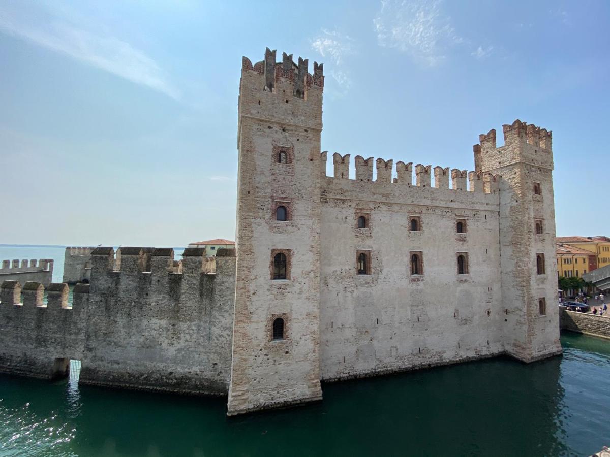 シルミオーネCastello Mavinoアパートメント エクステリア 写真
