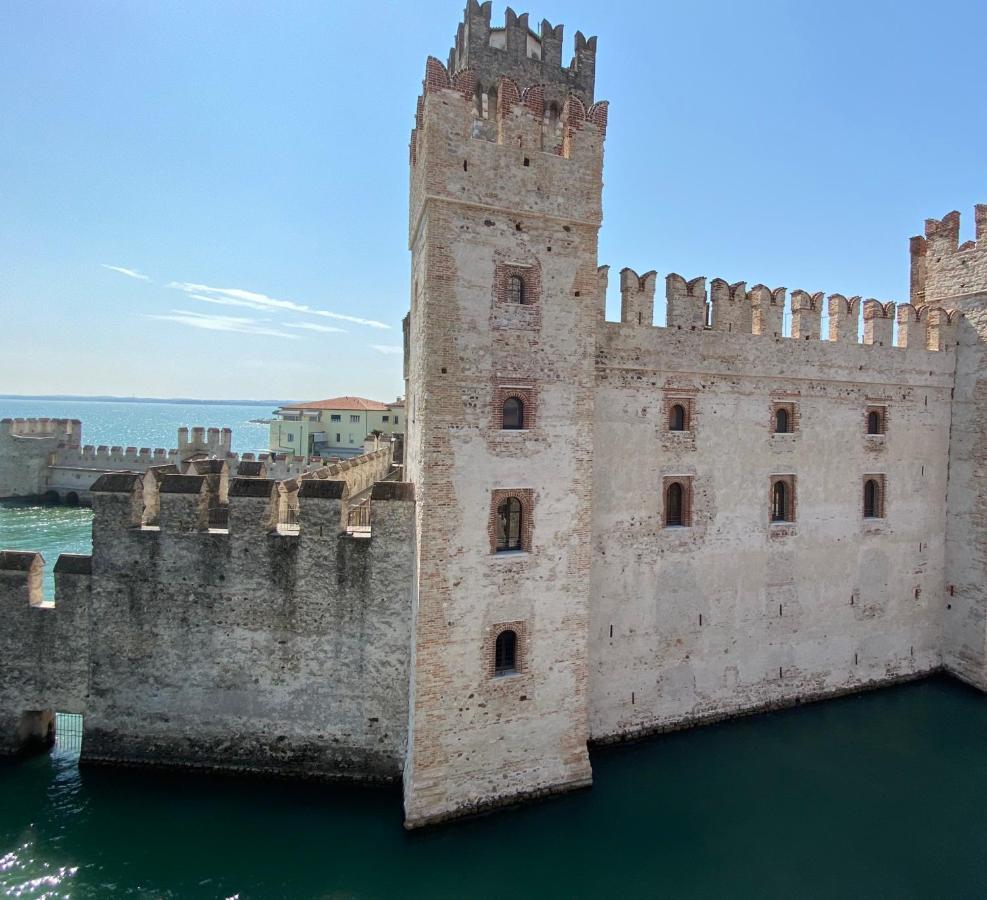 シルミオーネCastello Mavinoアパートメント エクステリア 写真