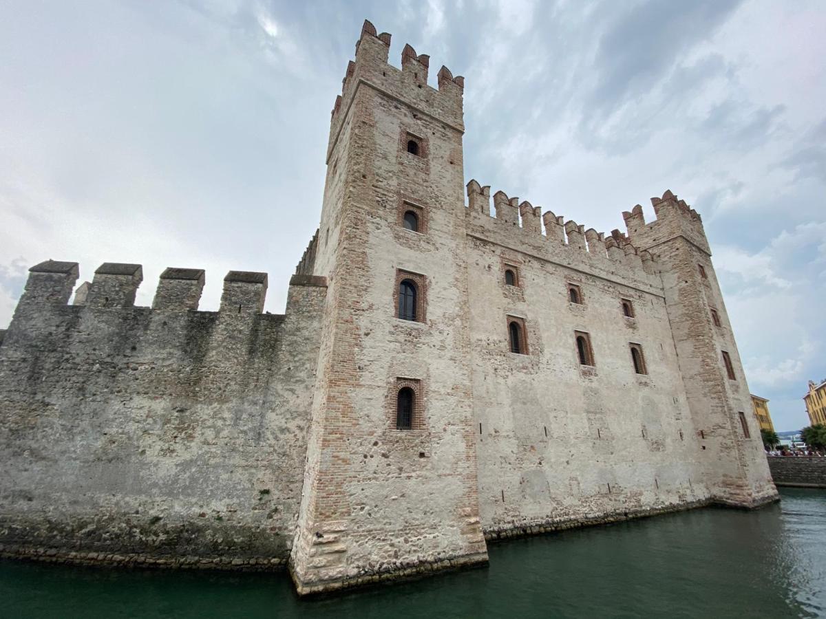 シルミオーネCastello Mavinoアパートメント エクステリア 写真
